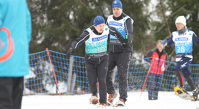 Special Olympics -lumikenkäilijöitä juoksemassa.